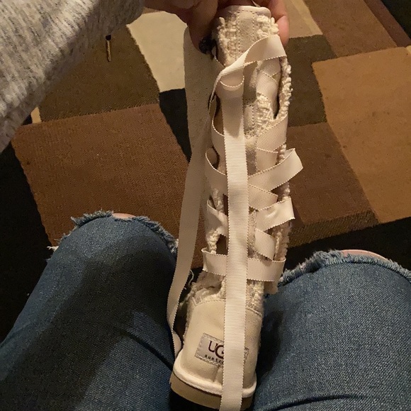 UGG Australia, Creme Color, Size 6 - Picture 2 of 4
